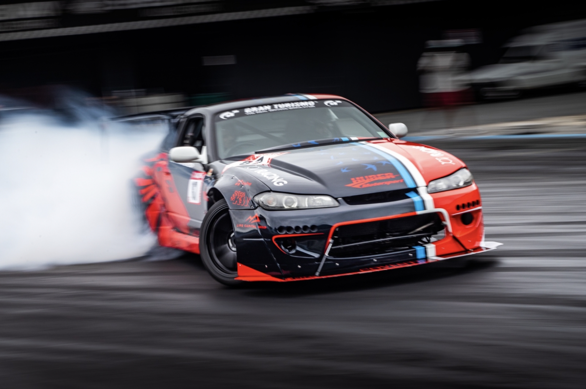 Evento inédito une automobilismo, lutas, música, show de drones e entretenimento multimídia