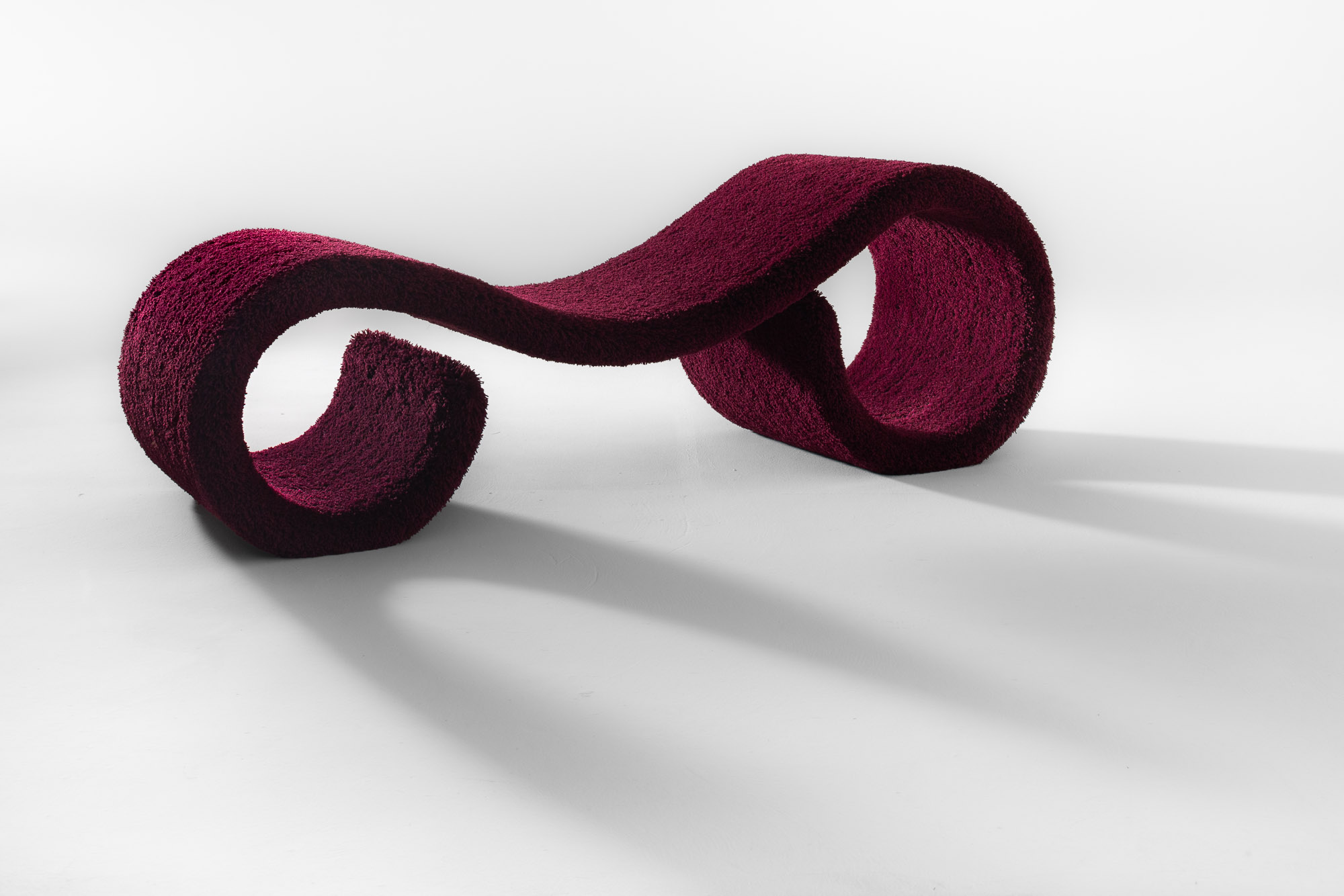 A Chaise Manacá, parte da Coleção Inflorescências da Fahrer, destaca-se pela exploração de volume, acolhimento e textura em seu design.