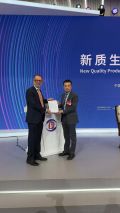 Rodolfo Fücher, vice-presidente do Conselho da ABES, e Feng Bo, representante no Brasil da ZGC International Holding Limited
