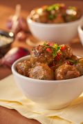 Receita de bolinho de cascas de legumes com molho oriental.