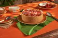 Torta de Sorvete de Tapioca com Coco e Calda de Goiabada.