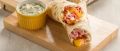 Wrap quente de presunto, queijo prato e bacon, maionese verde e maple syrup
