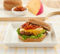 Hambúrguer com Queijo Reino e Molho de Cebolas Caramelizadas