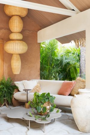 Vista externa da Samadi House, destacando a integração com a natureza e o design moderno.