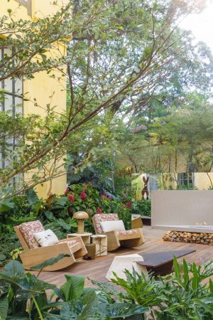 Vista de um dos recantos do jardim, evidenciando a diversidade de plantas nativas e aromáticas.