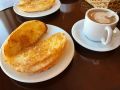 Café com leite e pão na chapa