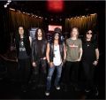 SLASH FT. MYLES KENNEDY AND THE CONSPIRATORS (da esquerda para a direita) Todd Kerns, Frank Sidoris, SLASH, Myles Kennedy e Brent Fitz