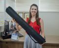 Carolina Wolfart Hartmann, diretora comercial da Isoflex, com o Flip Chart Portátil
