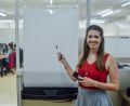 Carolina Hartmann com o Flip Chart Portátil aberto.