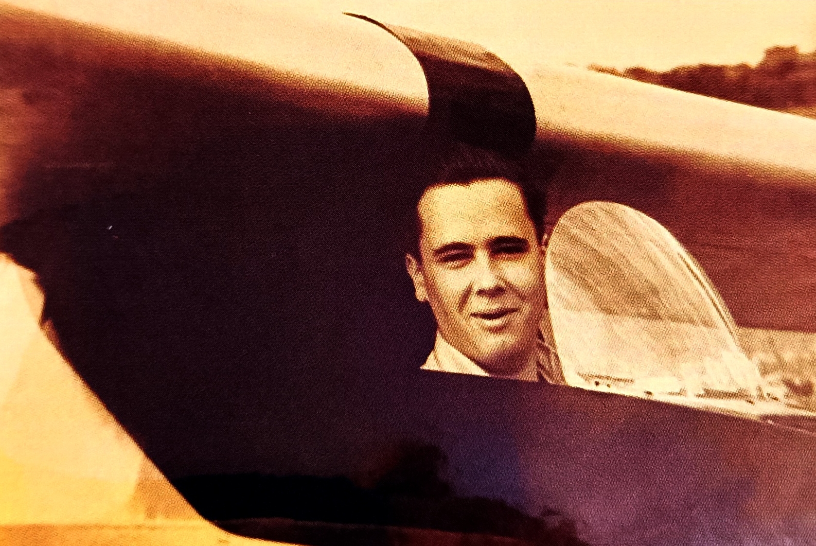 Sobrinho-neto de Santos Dumont preserva legado da aviação no Brasil