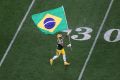 NFL Brasil - Jaire Alexander, dos Packers, entra em campo com a bandeira do Brasil — Foto: Wagner Meier/Getty Images