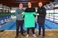 Em julho, atleta havia visitado o clube. Na ocasião, recebeu uma camiseta do Recreio como presente das mãos do presidente Marcelo Ayala (e) e do VP de Esportes, Aurélio Marques (d).