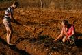 Perto da família, Catiucia Luisa Neitzke, 19 anos, é uma das aprendizes do Programa Alcançando a Redução do Trabalho Infantil pelo Suporte à Educação (ARISE)