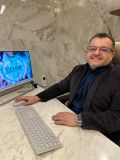 O urologista Hudson de Sousa Ribeiro pontua qua a andropausa é diferente da menopausa feminina e nem todos os homens irão desenvolver sintomas relacionados à queda hormonal