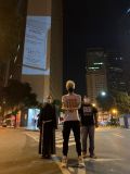 Brunner em cruzamento com projeção ao fundo