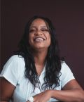 Dalva Corrêa, LinkedIn Top Voice, foca em conteúdos de comunicação verbal e escrita e atua como business influencer