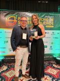 Marco Silva, gerente de ESG, e Sirlei Kloppel, supervisora de Projetos ESG, representantes da JTI no Prêmio Gaúcho de Sustentabilidade