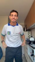 Lucas Mazzo, representante brasileiro da marcha atl&eacute;tica nos Jogos Ol&iacute;mpicos de T&oacute;quio, veste a camisa de M&eacute;dicos Sem Fronteiras inspirada na Copa