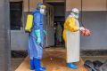 Profissionais de sa&uacute;de realizam opera&ccedil;&atilde;o de descontamina&ccedil;&atilde;o do Centro de Tratamento de Ebola apoiado por M&eacute;dicos Sem Fronteiras no Kivu do Norte, na Rep&uacute;blica Democr&aacute;tica do Congo.