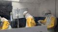 Profissionais de MSF atendem um paciente no Centro de Tratamento de Ebola no Kivu do Norte, na Rep&uacute;blica Democr&aacute;tica do Congo.