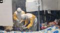 Profissionais de MSF atendem um paciente no Centro de Tratamento de Ebola no Kivu do Norte, na Rep&uacute;blica Democr&aacute;tica do Congo.