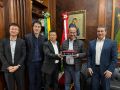 Andy Zhang, Presidente da GWM Brasil & México, entrega miniatura de carro para Jorginho Mello, Governador de Santa Catarina  