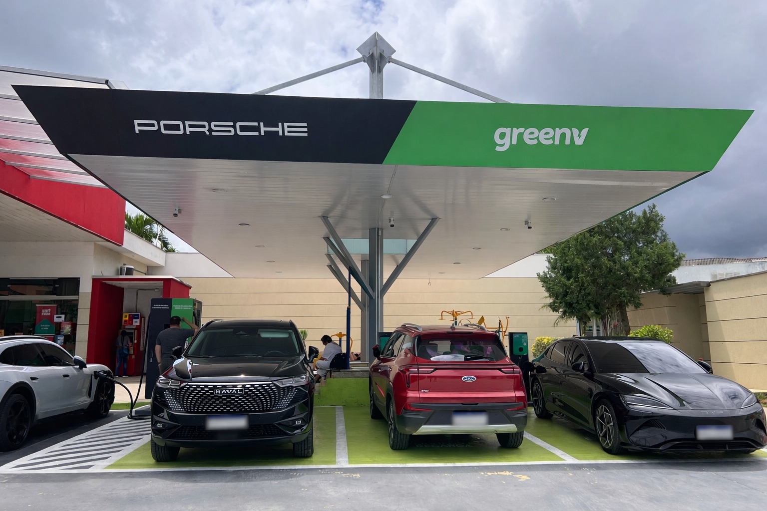 Porsche e GreenV inauguram novo hub de recarga rápida no eixo Curitiba-São Paulo