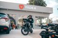 Rodrigo Polydoro, cliente Yadea, recebe a centésima unidade da Keeness