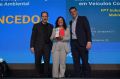 Angela Costa, Superintendente da  EPE, entrega o prêmio ESG a Eduardo  Spilla, Presidente e CEO da MAHLE  América do Sul (à direita) e Alexandre  Xavier, Diretor de Engenharia da FPT  (à esquerda).