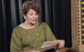 Dona Ana Perazzo, 75 anos, lê carta de ex-aluno