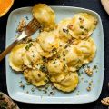 Ravioli de Ricota e Espinafre com nozes e laranja