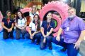 Responsáveis pelo desenvolvimento do pneu rosa e Edson Tebaldi, presidente da companhia
