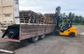 Profissionais da empresa ajudando no descarregamento de pallets para organizar as doações destinadas as afetados das enchentes em RS